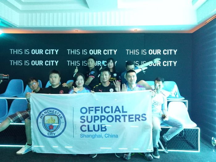 Suporter Manchester City hadir dalam acara perkenalan kostum anyar Manchester City yang berlangsung di Peninsula Hotel, Shanghai, Minggu (14/7/2019).