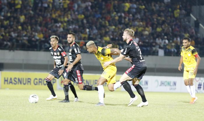 Striker Barito Putera, Rafael Silva coba dihentikan pemain Bali United, Melvin Platje pada laga pekan kedelapan Liga 1 2019 di Stadion Demang Lehman, Martapura, 14 Juli 2019.