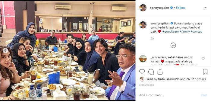 Fairuz A Rafiq dan Sonny Septian asyik makan-makan bersama kerabat dan sahabat di sebuah restoran Padang.