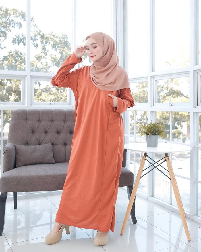 Segar dan Semangat Pakai 5 Dress Hijab Warna Orange Biar Kece Kayak