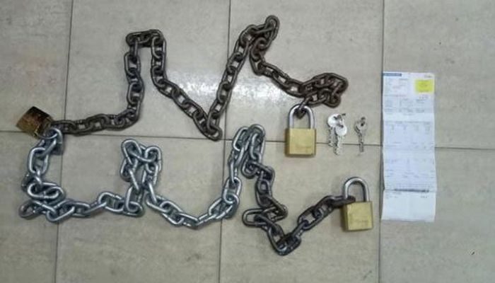Bukti rantai yang digunakan untuk mengikat para pekerja asing.