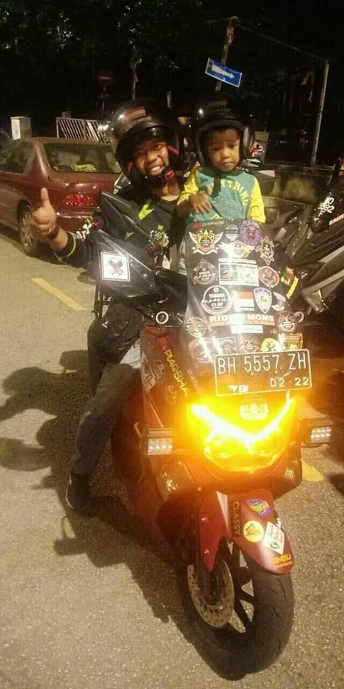 Lilik Gunawan (38) bersama putranya.