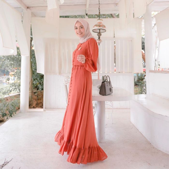 Segar dan Semangat Pakai 5 Dress Hijab Warna Orange Biar Kece Kayak
