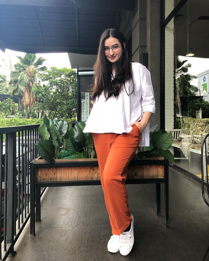 Cantiknya Stephanie Poetri dengan Busana Simpel