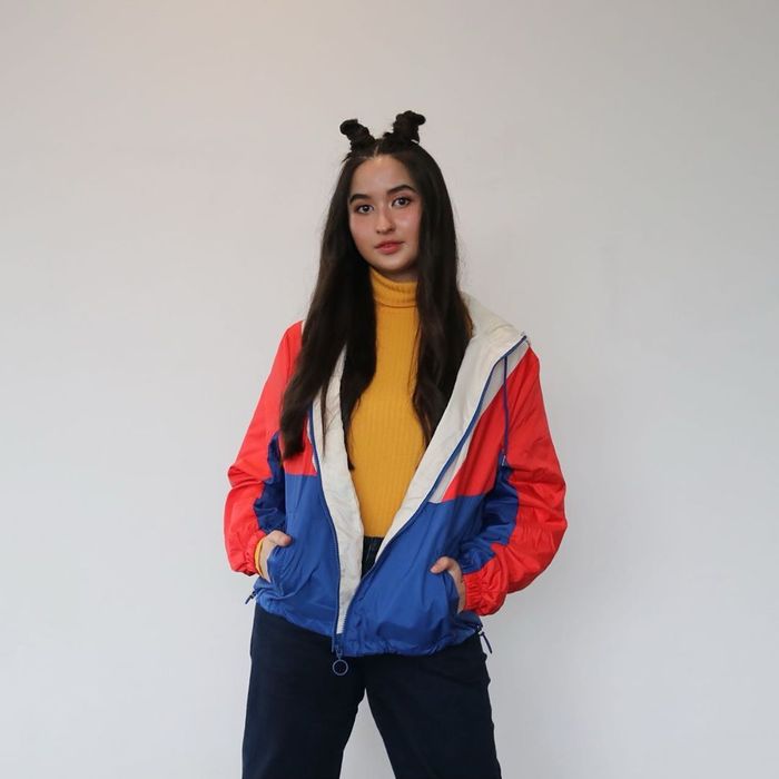 Postret Cantik Stephanie Poetri dengan Double Buns Hairs