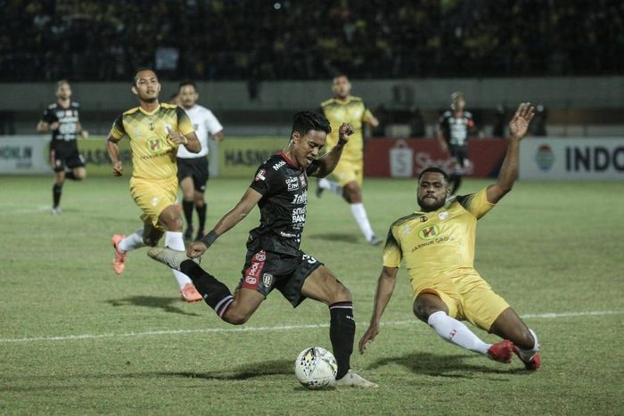 Bek Kanan Bali United I Made Andhika Wijaya Pada Laga Barito Putera vs Bali United Minggu (14/7/2019)