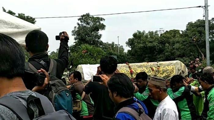 Ratusan tukang ojek online bawa jenasah artis senior Laila Sari ke pemakaman