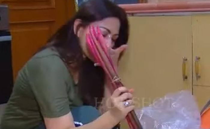 Cut Keke sedang menyiapkan bahan makanan di dapur