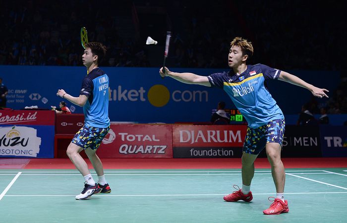 Pasangan ganda putra Indonesia, Marcus Fernaldi Gideon/Kevin Sanjaya Sukamuljo, saat melawan wakil Jepang, Takuto Inoue/Yuki Kaneko, pada turnamen Indonesia Open 2019 di Istora Senayan, Jakarta.