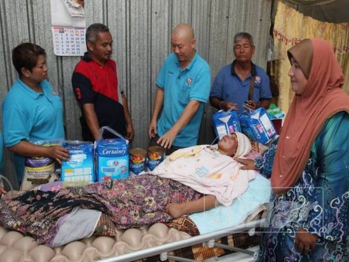 Kolase foto <a href='https://manado.tribunnews.com/tag/norazlina-hasan' title='Norazlina Hasan'>Norazlina Hasan</a>, ibu yang menderita lumpuh usai melahirkan anak ke-7.
