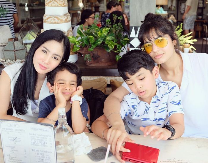 Bunga Zainal saat makan bersama dengan anak tirinya