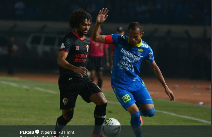 Aksi kapten Persib Bandung, Supardi Nasir (kanan) yang dikawal gelandang Kalteng Putra, Hedipo Gustavo pada pekan kesembilan Liga 1 2019 di Stadion Si Jalak Harupat, Soreng, Kabupaten Bandung, 16 Juli 2019. 