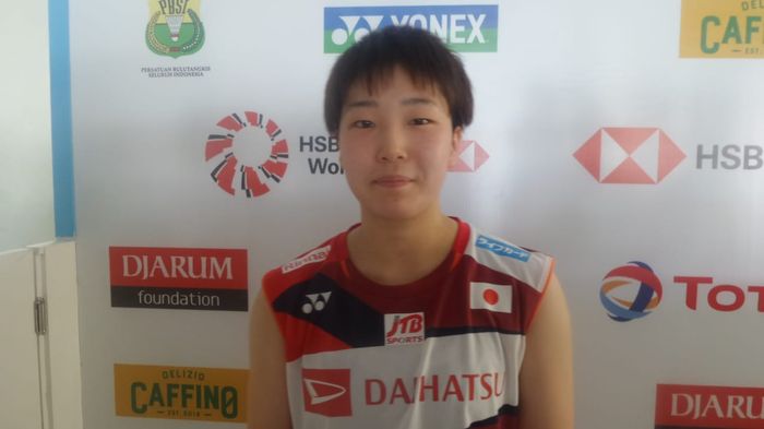 Pebulu tangkis tunggal putri Jepang, Akane Yamaguchi, berpose seusai diwawancara awak media di area mixed zone Indonesia Open 2019 di Istora Senayan, Jakarta, Selasa (16/7/2019).