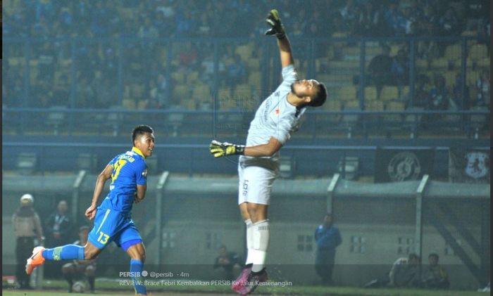 Febri Hariyadi (kiri) mencetak dua gol Persib ke gawang Kalteng Putra dalam partai Liga 1 di Stadion Si Jalak Harupat, 16 Juli 2019.