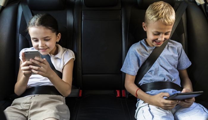 Ilustrasi anak sibuk dengan gadget