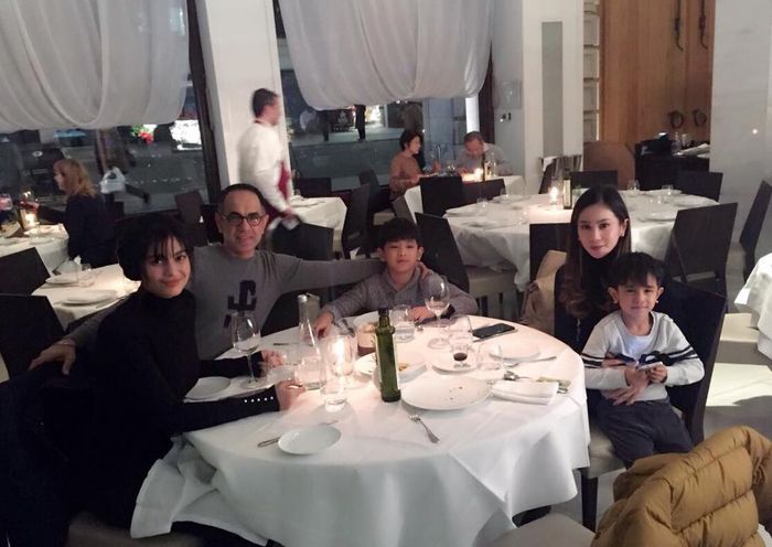 Bunga Zainal saat dinner bareng keluarga