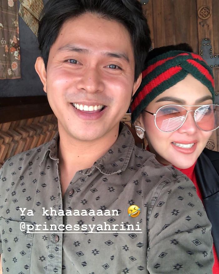 Syahrini kenakan Gucci Wool Web Headband saat hangout bareng Cakra Khan