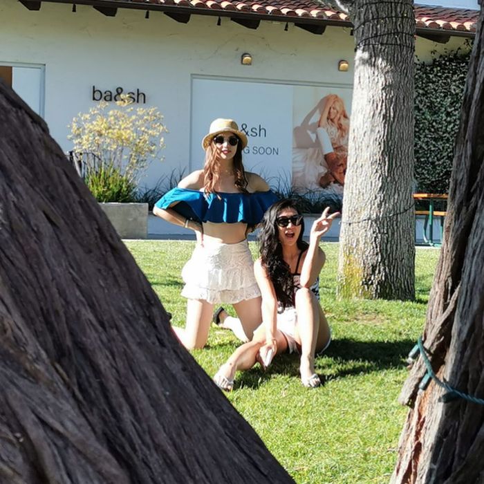 Potret Nia Ramadhani Pakai Bikini Seksi, Ada yang Seharga Ratusan Ribu Rupiah!