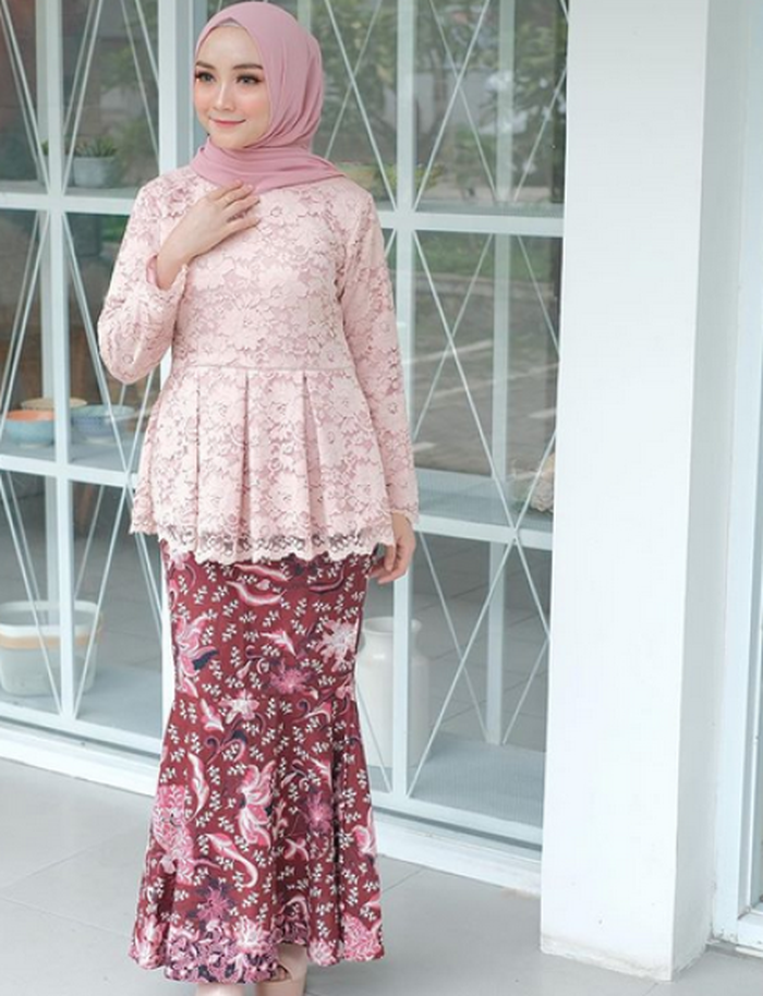4 Paduan Kebaya Brokat Hijab Warna Pink dan Kain Batik untuk Gaya
