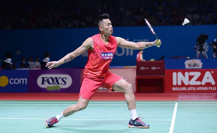 Pebulutangkis putra China, Lin Dan saat melawan wakil Kanada, Jason Anthony Ho-Shue, dalam Blibli Indonesia Open 2019 part of HSBC BWF World Tour Super 1000 di Senayan, Jakarta, Selasa (16/7/2019) Lin Dan maju ke babak selanjutnya setelah menang 14-21 21-16 21-16.