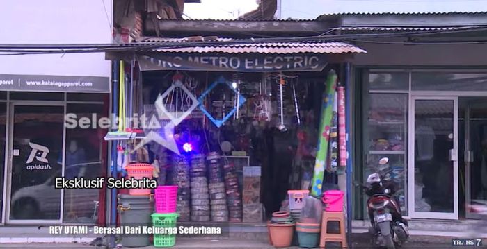 Toko elektronik milik orang tua Rey Utami