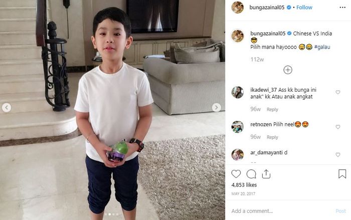 Ruang keluarga di rumah Bunga Zainal