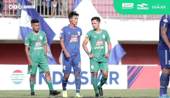 Kapten PSIS Semarang, Hari Nur di antara dua pemain PSS Sleman, Ricky Kambuaya dan Bagus Nirwanto (kanan) pada laga pekan kesembilan Liga 1 2019 di Stadion Maguwoharjo, Kabupaten Sleman, 17 Juli 2019.