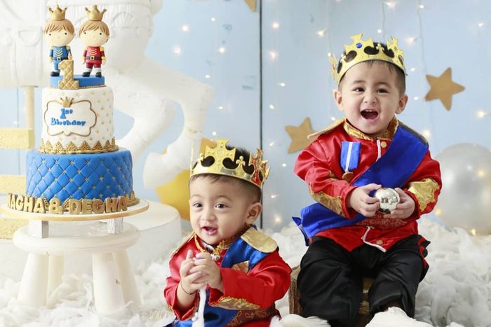 Degha dan Magha memakai kostum pangeran