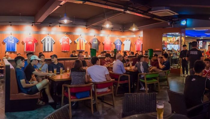 Cafe Football Singapura yang dimiliki oleh duo legenda Manchester United, Ryan Giggs dan Gary Neville.