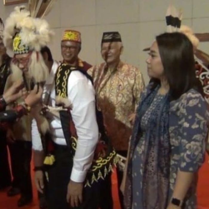 Perut Puput Nastiti Devi tampak lebih buncit dari biasanya. Hamil?