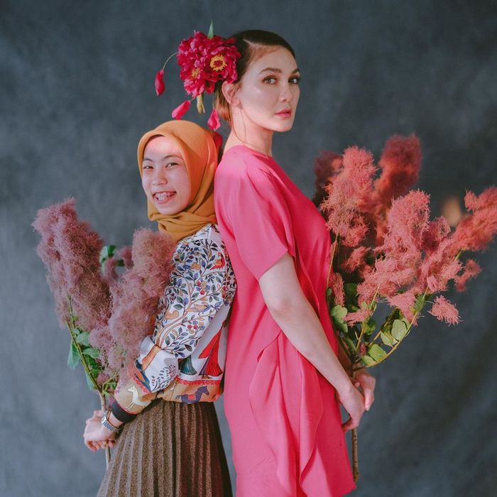 Luna Maya bersama Rima Anindya, salah satu rekan tim Luna Maya