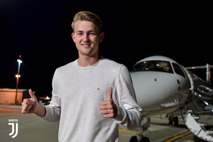 Bek tengah Ajax Amsterdam, Matthijs de Ligt, tiba di Turin menjelang kepindahannya ke Juventus.