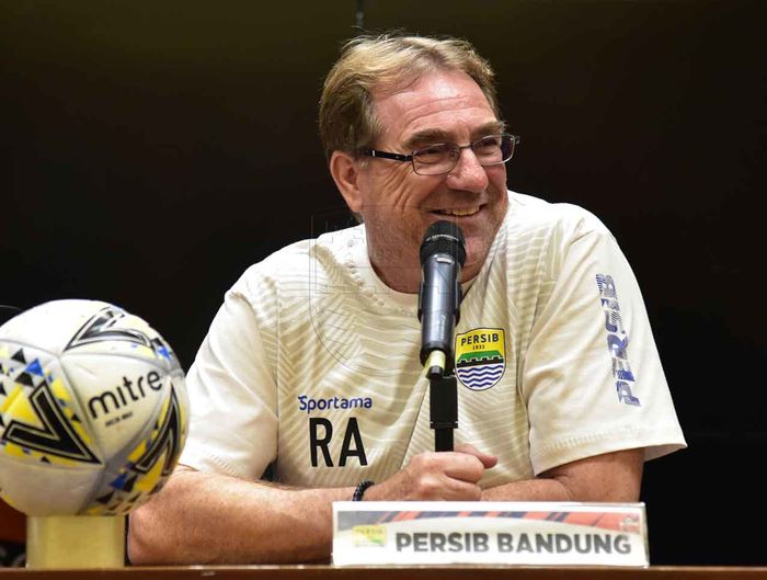 Pelatih Persib Bandung, Robert Rene Alberts.