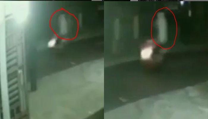 Rekaman CCTV penampakan pocong dibonceng pengendara bermotor.