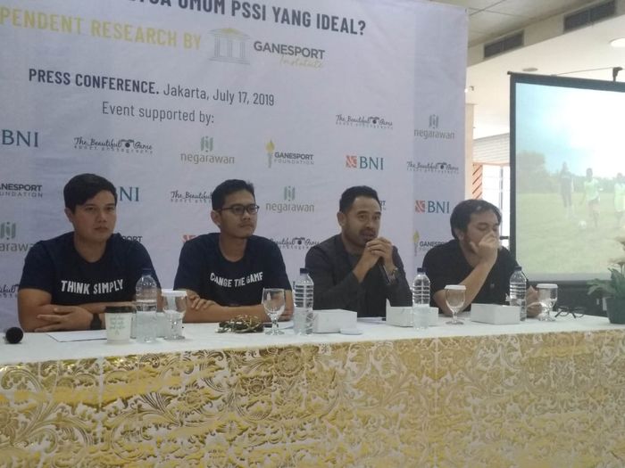 Ponaryo Astaman (dua dari kanan) berbicara dalam diskusi pemaparan hasil riset tentang Ketua Umum PSSI yang Ideal oleh Ganesport Institute di Jakarta, 17 Juli 2019.