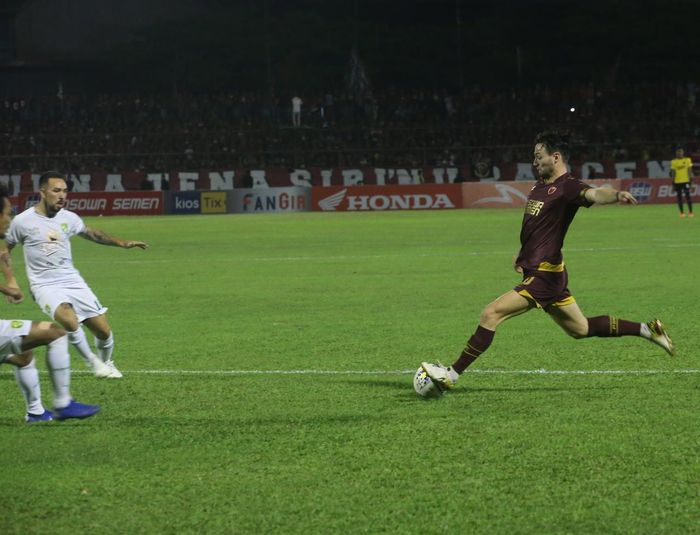 Gelandang PSM Makassar, Marc Klok mencoba melepas tendangan pada laga kontra Persebaya, di Stadion Andi Mattalatta, Makassar, Rabu (17/7/2019).