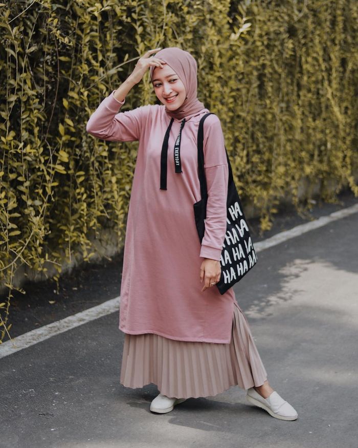 Sontek 4 Gaya Hijab Modis Pakai Rok Plisket Warna Mocca Yang Jadi Tren Super Kece Semua Halaman Cewekbanget