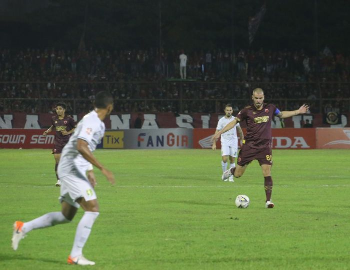 Aksi pemain PSM Makassar, Wiljan Pluim pada laga kontra Persebaya, di Stadion Andi Mattalatta, Makassar, Rabu (17/7/2019).
