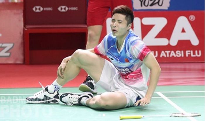 Pebulu tangkis tunggal putra China, Shi Yuqi, gagal melanjutkan pertandingan babak kedua Indonesia Open 2019 melawan Anders Antonsen karena cedera pergelangan kaki.