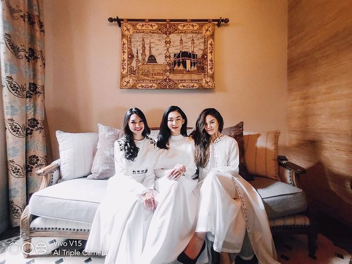 Shafa Haris (kanan) pakai dress putih