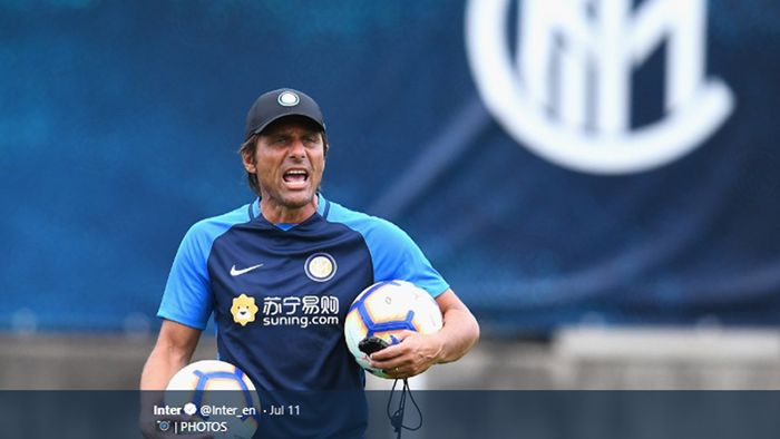 Aksi Antonio Conte saat memimpin sesi latihan Inter Milan di Lugano, Swiss, 11 Juni 2019.