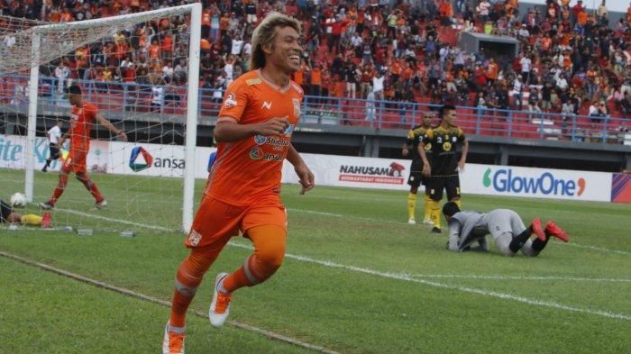 Pemain Borneo FC Asri Akbar selebrasi seusai membobol gawang Barito Putera pada derby papadaan pertandingan Liga 1 2019 di Stadion Segiri Samarinda Kalimantan Timur, Kamis (18/7/2019) sore.