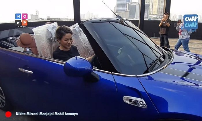 Nikita Mirzani mencoba mobil barunya