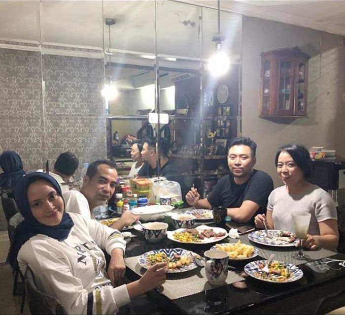 Ruang makan rumah Elma Theana