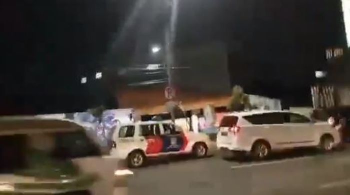 Pria itu juga menunjuk mobil polisi yang melanggar rambu lalu lintas.