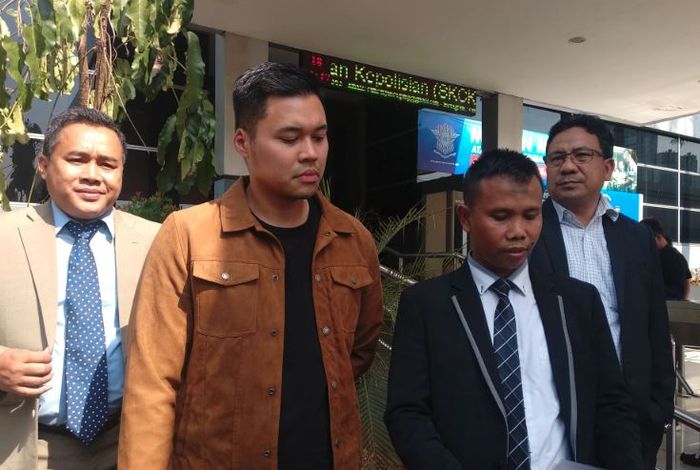 Rivelino Wardhana beserta tim kuasa hukumnya menyambangi Sentra Pelayanan Kepolisian Terpadu Polda Metro Jaya untuk melaporkan Lucinta Luna, Kamis (18/7/2019).