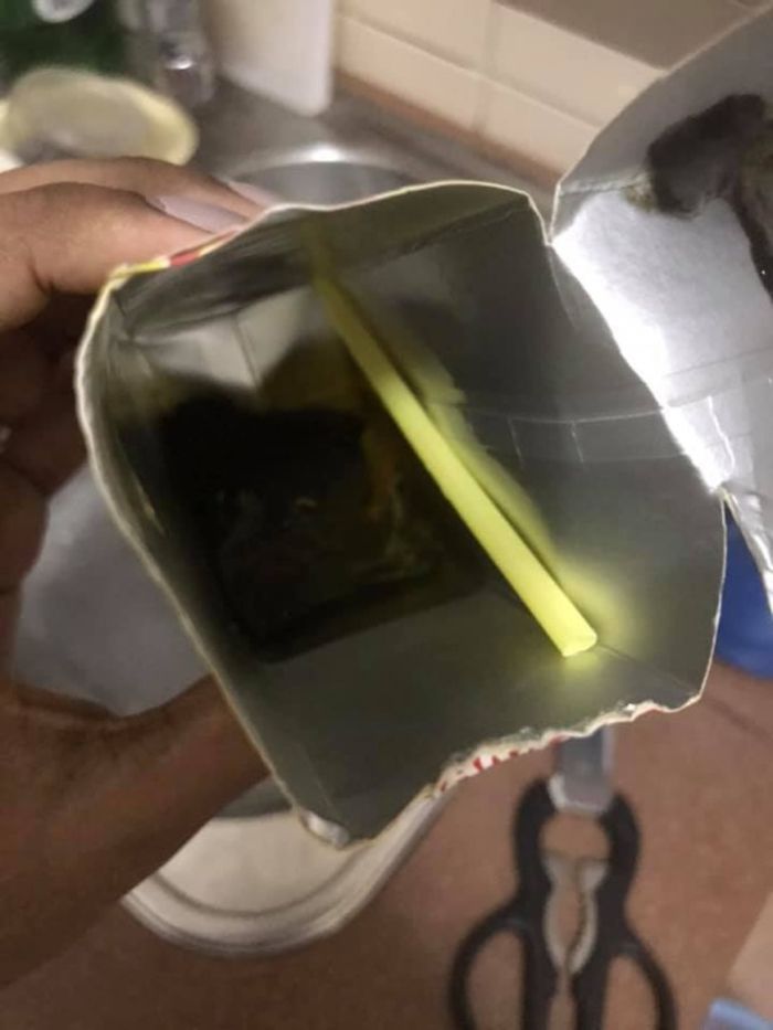 sesuatu yang hitam dan kental di dalam minuman kemasan