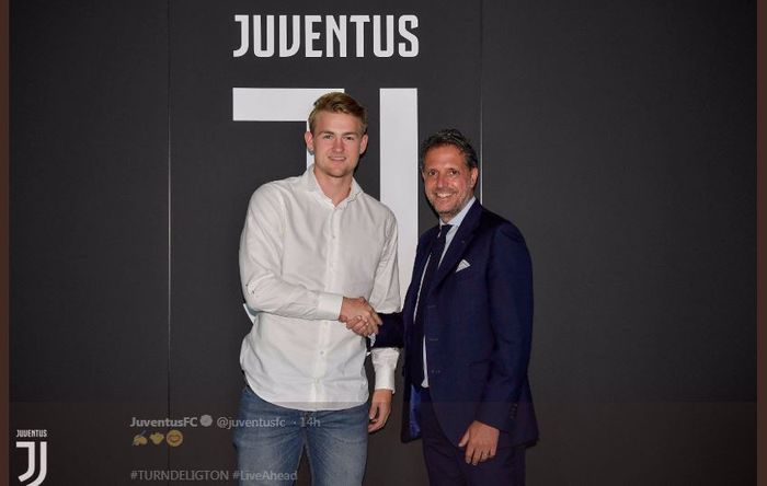 Matthijs de Ligt (kiri) saat diresmikan sebagai pemain baru Juventus.