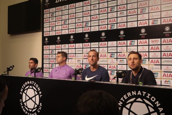 Mauricio Pochettino (kiri) bersama Harry Kane (kanan) saat konferensi pers jelang laga International Champions Cup 2019 di National Stadium, Singapura, Jumat (19/7/2019)