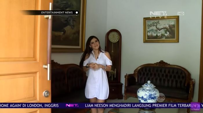 Ruang tamu Rey Utami yang dipenuhi dengan barang-barang klasik